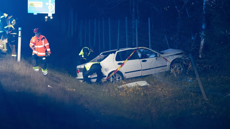 Larmet om singelolyckan inkom till räddningstjänsten lite före sex på söndagskvällen.
