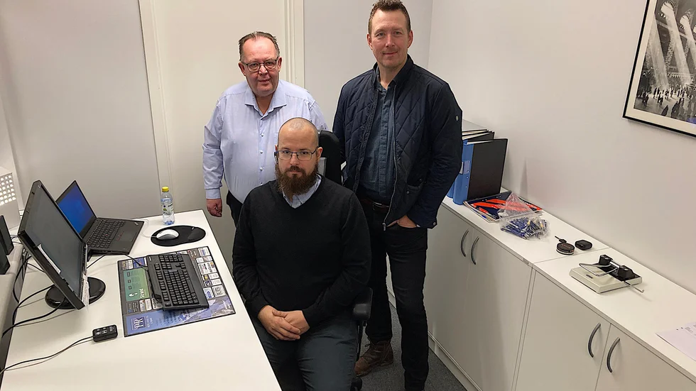 Urban Ek, Simon Jonsson Lindgren och Jonas Lundström på Axess resebyrås nya ställe nere i Bussgods lokaler. På måndag öppnade verksamheten igen men med nya ägare och tidigare ägaren Urban Ek som anställd istället.