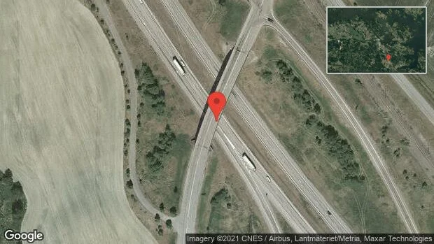 Brinnande fordon stoppar trafiken på E20