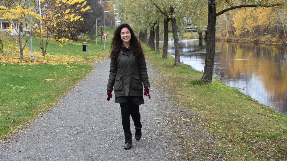 Förutom studier fördriver Amal Makansi dagarna med att kommunicera med vänner, bygga upp ett socialt umgänge  och träffa svenskar, som hon hoppas ska lära henne svenska snabbare.
