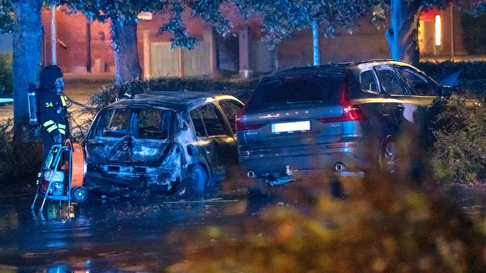 Konsekvenserna av brinnande elbilar oroar insändarskribenten, som tycker att allmänheten borde få mer information i ämnet.