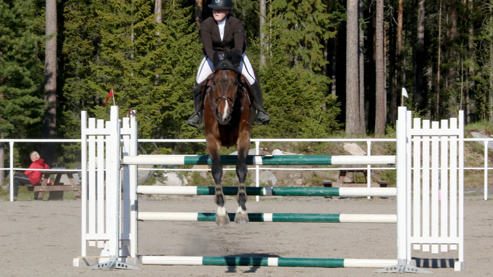 Detta var bara andra gången som Emilia Fredriksson Lindmark, Piteå Ridklubb, hoppade med hästen Quintado på höjden 1,30. Det gick onekligen bra!