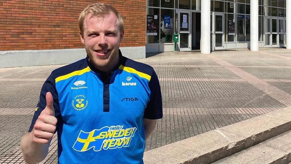 Linus Karlsson visar tummen upp från Slovenien. Västerspelaren är klar för semifinal i världskvalet till Paralympics efter seger på fredagen.