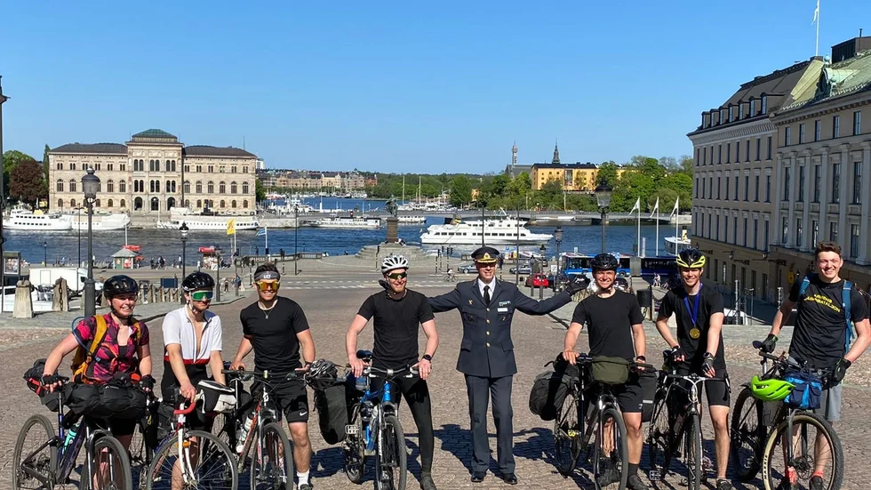 Vid målgången på Slottsbacken blev cyklisterna mottagna av familj, vänner och brigadgeneralen Johnny Lindfors. Från vänster Matilda Berglund, Gustav Stål, Tobias Svärd, Fredrik Hemlén, brigadgeneral Johnny Lindfors, Christoffer Andersson, Fabian Blomendal och Arvid Bygge. 