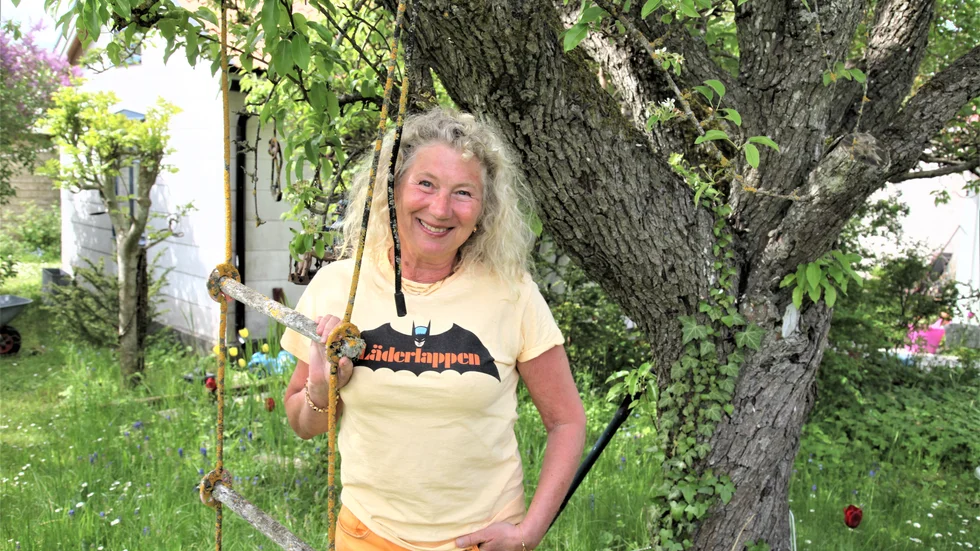 Charlotta von Zweigbergk delar sin tid mellan det lilla huset i Slite och lägenheten i Gamla stan i Stockholm. På så vis får hon det bästa av båda världarna, ensamhet och social samvaro.