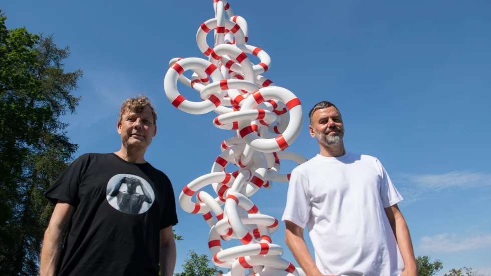 Konstnärsduon Michael Elmgreen (till höger) och Ingar Dragset poserar framför sitt nya verk "Life rings" som ställs ut på Djurgården i Stockholm.