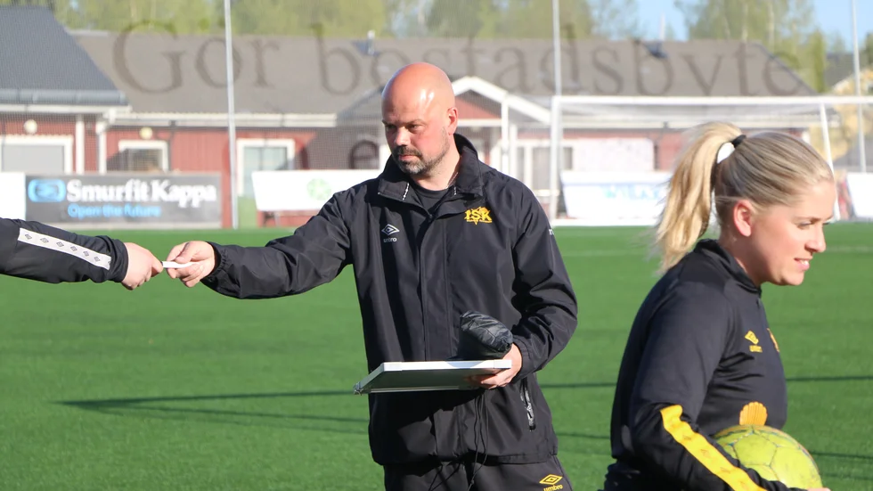 Tränaren Björn Marklund ser fram emot lördagens seriepremiär i damettan.