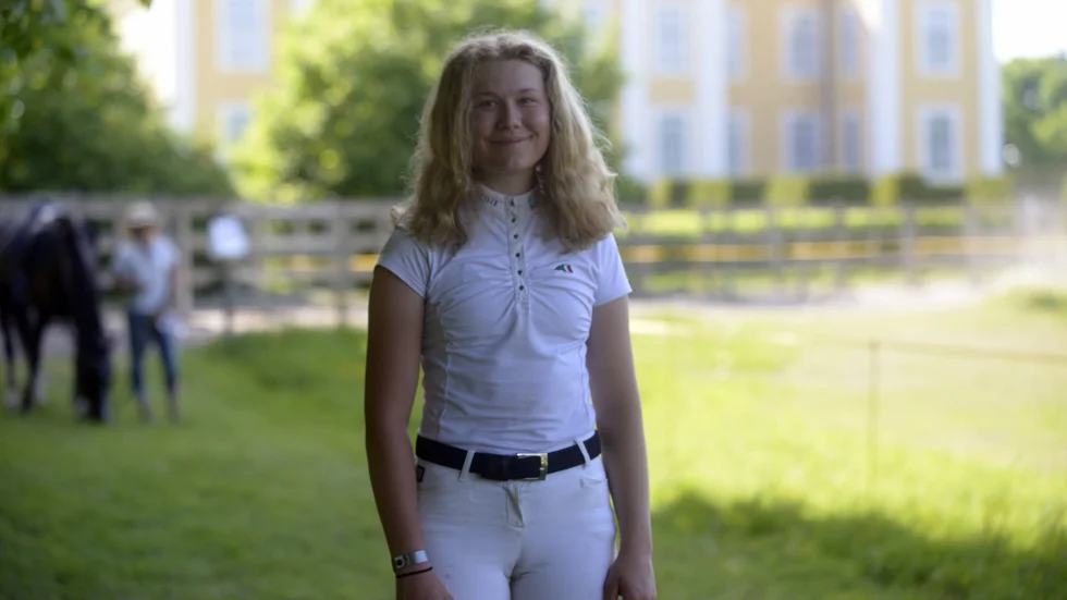 Kajsa Björe, bilden är tagen under förra årets Strömsholmsdagar det det var betydligt bättre väder under hela tävlingen. Nu ställde gräsplanen till det för hoppryttarna.