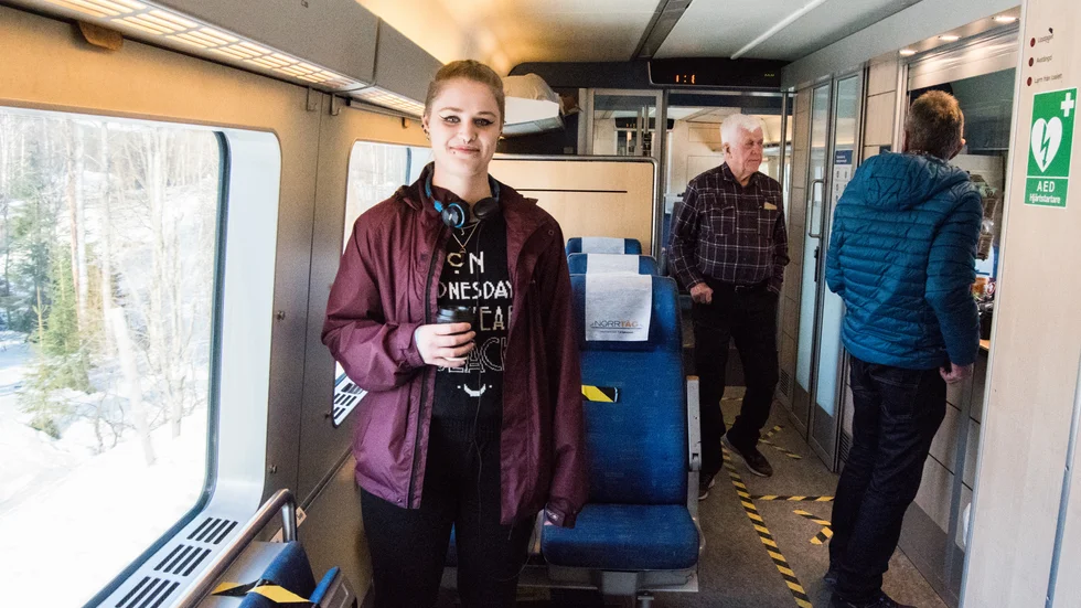 Frida Stenman är på väg till Kalix. Hon tycker det är toppen med tåget.