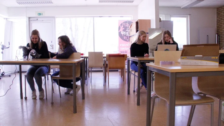 Att låta gymnasieelever driva UF-företag inom ramen för sin gymnasieutbildning ger stora fördelar för framtidens arbetsmarknad, menar skribenterna.
