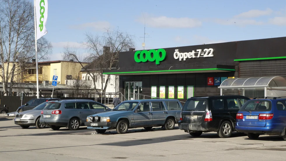 Mannen slog till i Älvsbyn i september. Han tog kontakt med en kvinna i 90-årsåldern på Coop och skuggade henne hem till bostaden. Hon beskriver det hela som obehagligt när hon fick veta vem det var. (Arkivbild)
