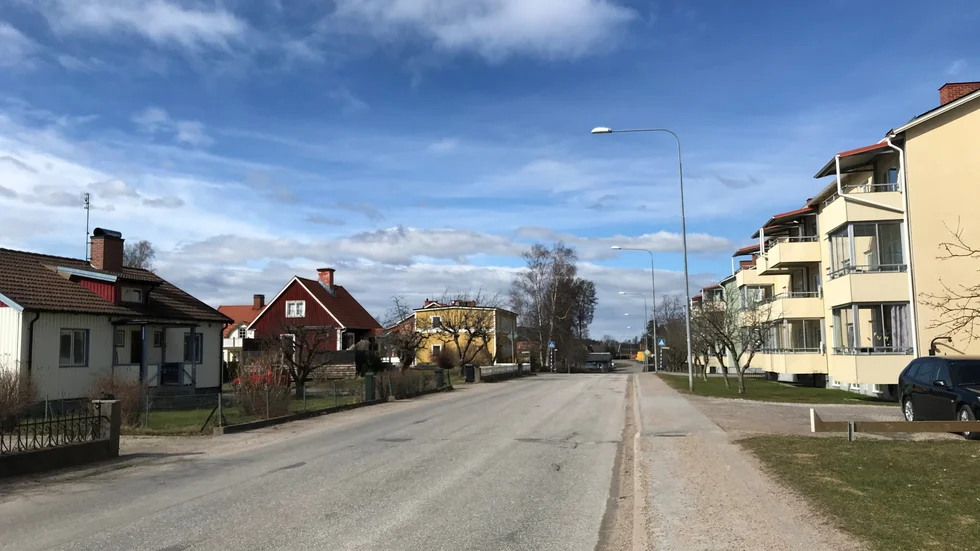 Skolgatan i Vingåker är tungt trafikerad av lastbilstrafik och vägskadorna, som har orsakat störande buller för boende, har varit ett problem under många år. Nu väntar omfattande arbeten längs sträckan.