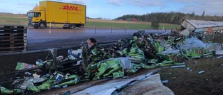 Släp från en lastbil välte – väg stängdes av helt