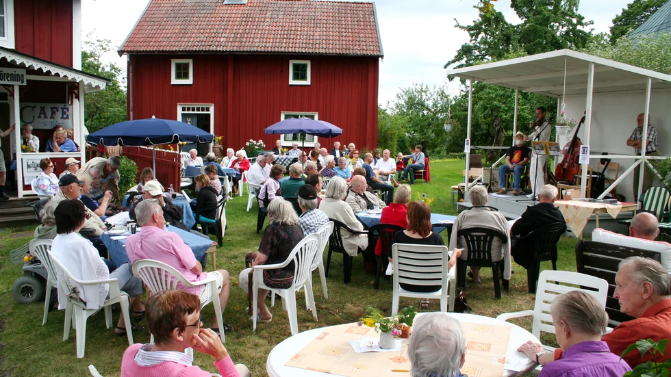 En invånare föreslår att Parkbron görs om till ett sommarcafé när den stängs för trafik.