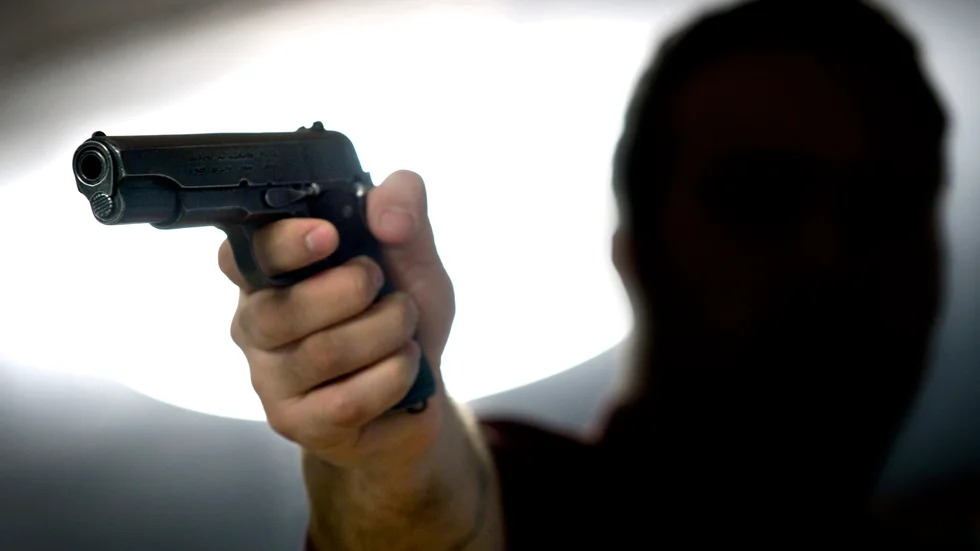 Köparen visade en pistol för säljaren av datorn.