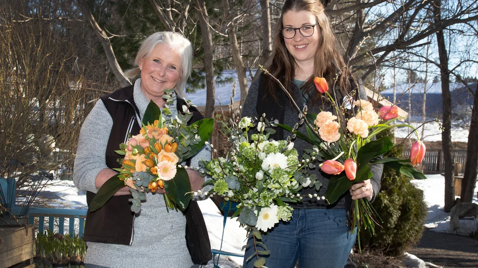 Ellinor Berrgren och Johanna Carlzon står med famnen full av vårinspirerade tulpanbuketter.