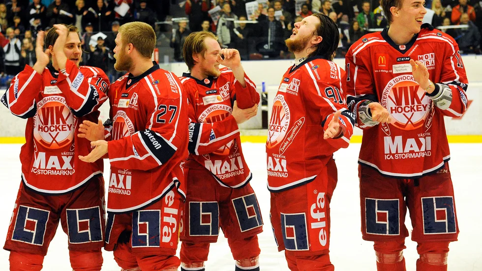 Victor Romfors pustar ut och tar in jublet efter att ha varit med och tagit upp VIK till Hockeyallsvenskan. Från vänster: Viktor Lindell, Alexander Pettersson, Sebastian Bengtsson, Victor Romfors och Joakim Thelin.
