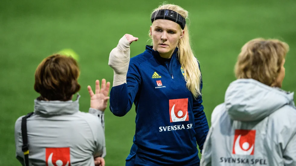 Emma Holmgren kallades in då Hedvig Lindahl lämnade återbud till landslagssamlingen. Under tisdagen fick Unitedmålvakten avbryta träningen efter att hon gjort illa sig i handleden.