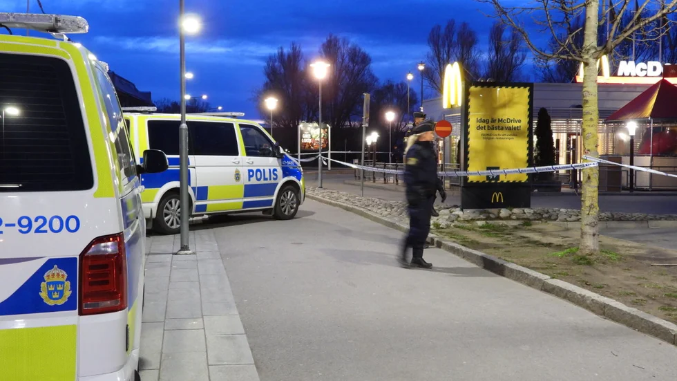 Polisen har spärrat av ett område utanför Mirum.