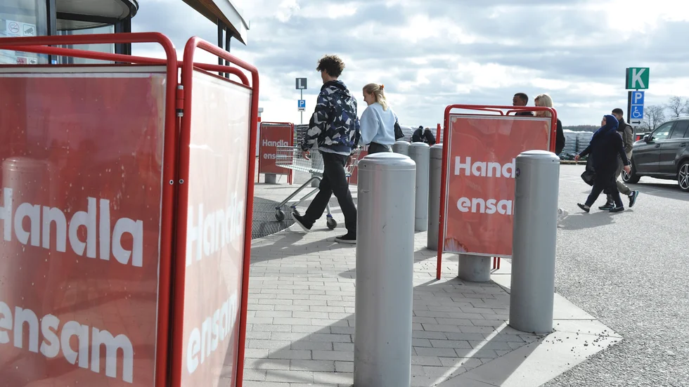 Vid Ica Maxi går det inte att missa uppmaningarna om att handla ensam. Men det är ändå vanligare att kunderna handlar tillsammans med någon annan vuxen än att de handlar ensamma.