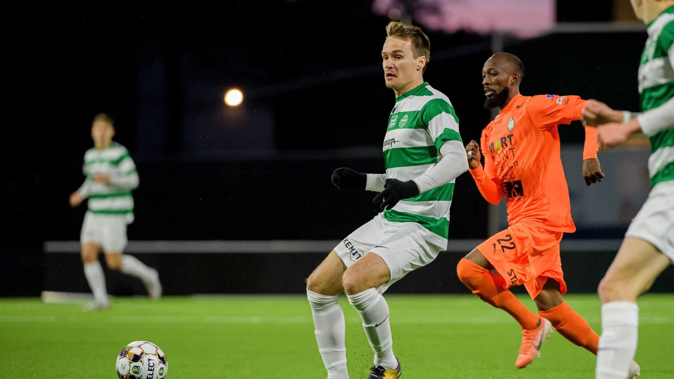 Eskilstunakillen Viktor Prodell i kamp med AFC:s Ibrahim Blati Toure i Superettanpremiären.