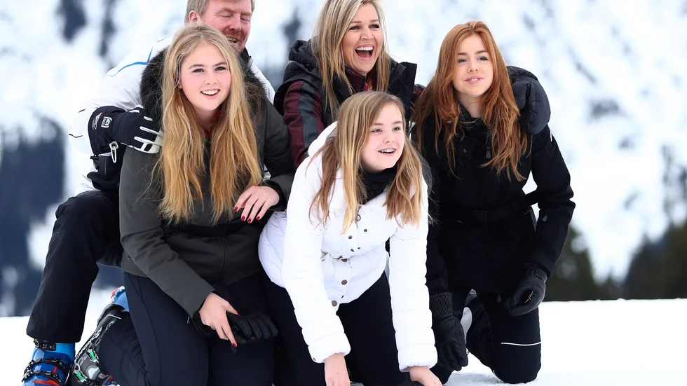 Nederländernas kungafamilj: kung Willem-Alexander, drottning Maxima och från vänster prinsessorna Amalia, Alexia och Ariane 2020. Arkivbild.