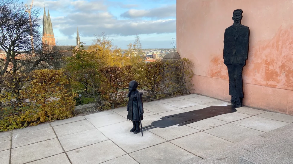 Pojken och statsmannen. Här är Charlotte Gyllenhammars minnesmärke över Dag Hammarskjöld.