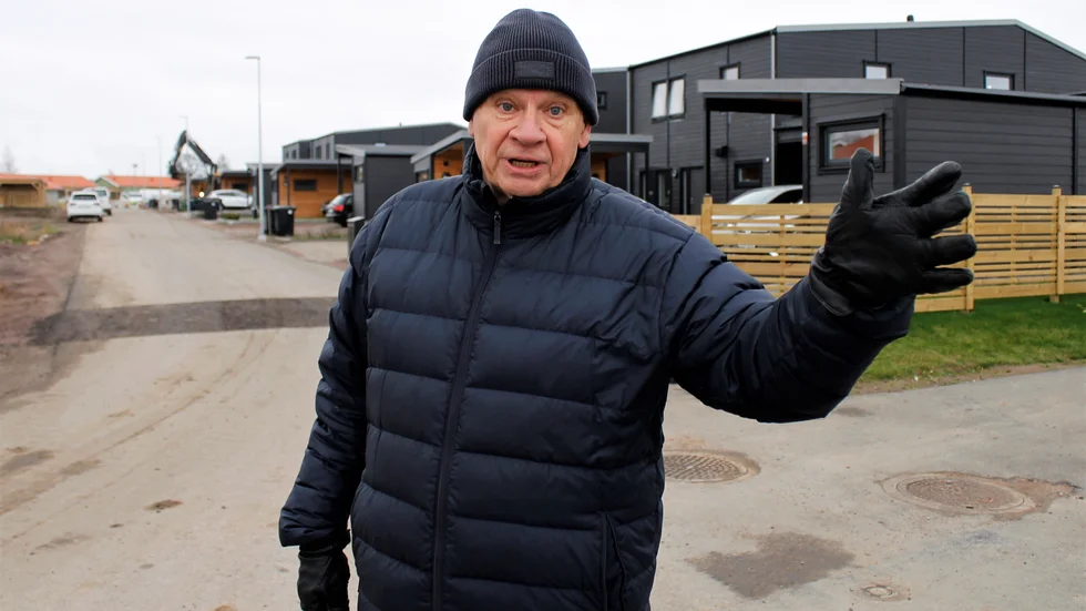 Per-Olof Höglund flyttade till Södra Drottningmarken för ett år sedan. Fortfarande saknas det gatuskyltar i området och han får dirigera bilar som kört vilse.