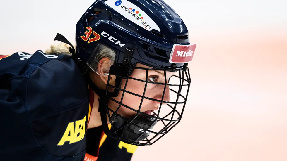 Josefine Holmgren gjorde säsongens första match när hennes Djurgården vann stort över Leksand. Arkivbild.