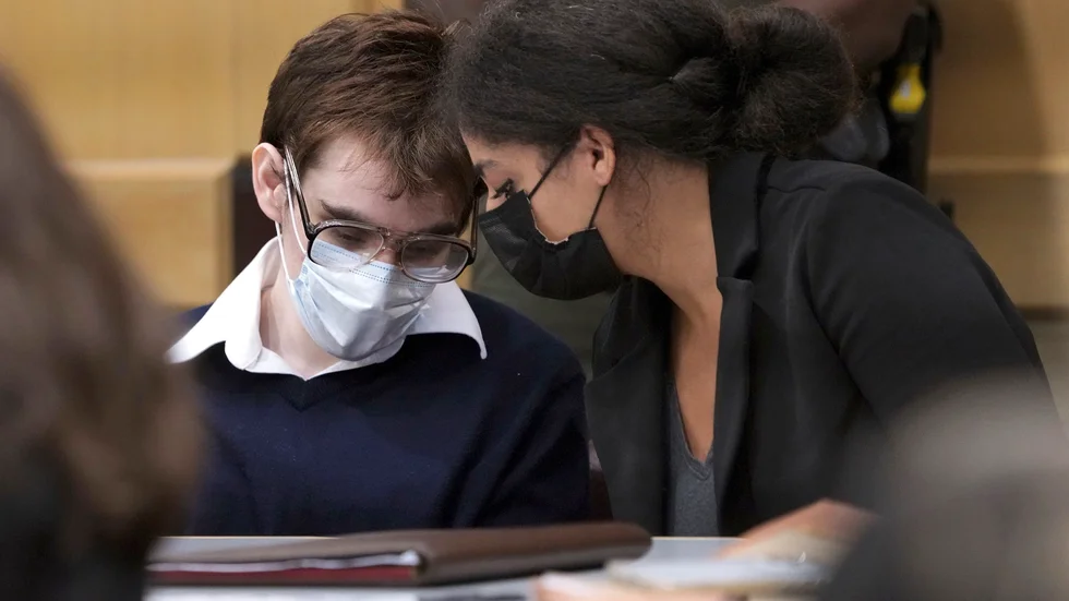 Nikolas Cruz sköt ihjäl 17 människor vid sin tidigare skola i Florida i USA för mer än tre år sedan, tillsammans med sin advokat. På onsdagen erkände sig han sig skyldig till dåden. Arkivbild från den 15 oktober.