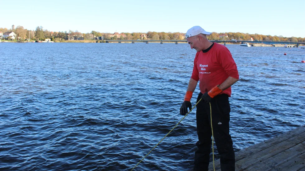 Paul "Magnet man" D'arcy söker efter fler fynd på botten.