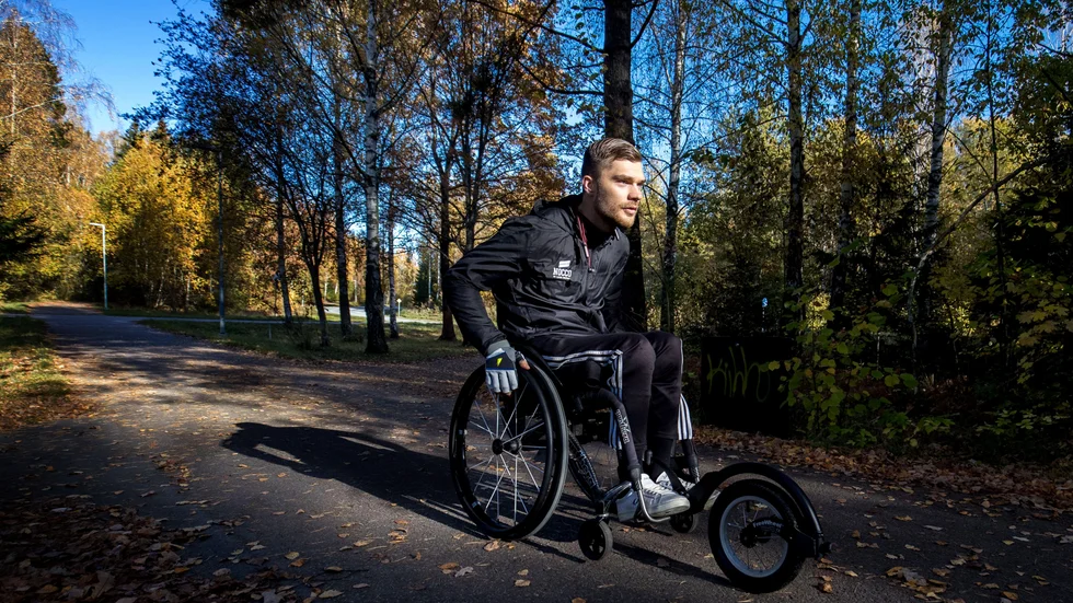  "När jag kom över mållinjen, så tänkte jag att det här vill jag aldrig mer göra om. Nu när man är ute igen, då känns det som att jag vill satsa igen på nästa år och försöka göra det ännu bättre", säger Jonathan Thorsell efter att han genomfört sitt andra Stockholm Marathon i rullstol.