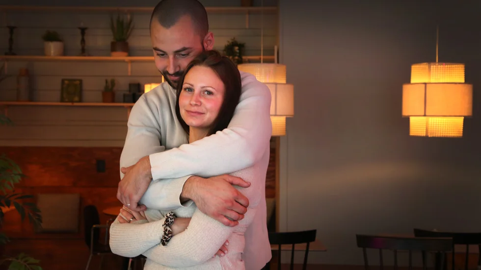 Maya Arfvidson kramas om av sin sambo. Hon menar att män behöver lära sig att inte kommentera kvinnors utseende, och att kvinnor måste säga ifrån istället för att bli ledsna och kränkta inombords.