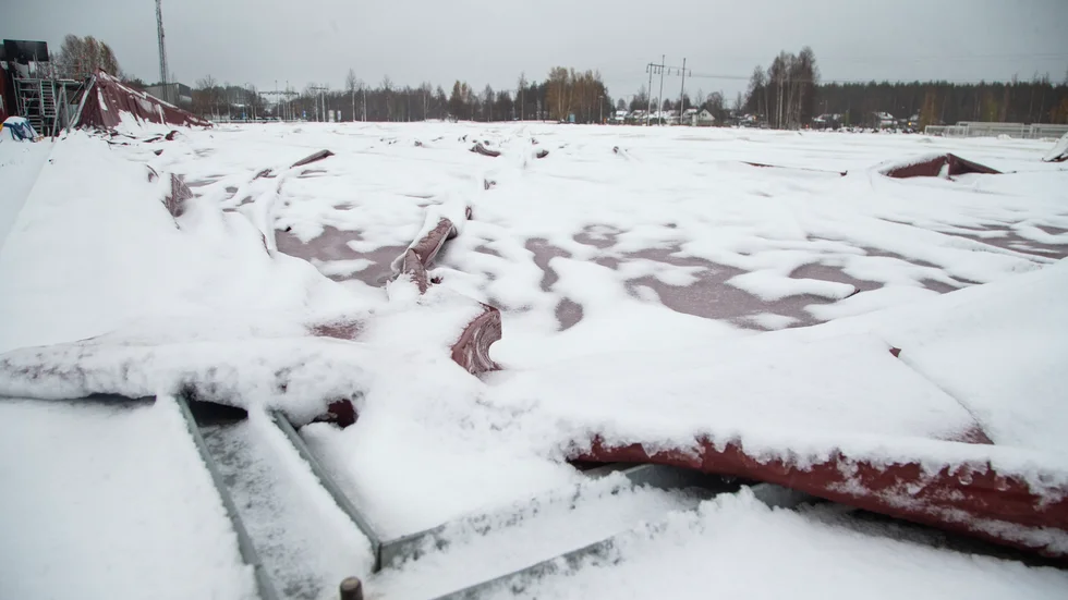 Fotbollstältet, Arena Norrstrand, efter snösmockan och revan förra vintern. Nu tvingas man även plocka ned Airdomen i Karlstad efter en snösmocka.