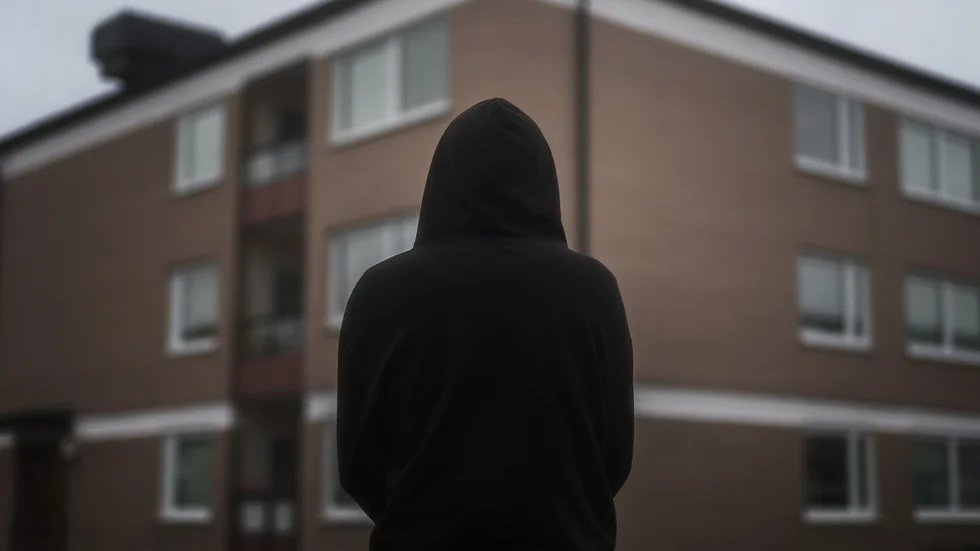 Ofta ber gängen barnet att skicka bilder på identitetshandlingar. Detta för att förhindra att barnet backar från uppdraget.