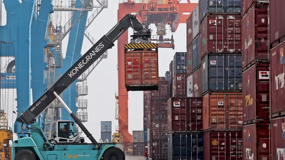 Fraktcontainerna staplas på hög i hamnar jorden runt. Arkivbild.