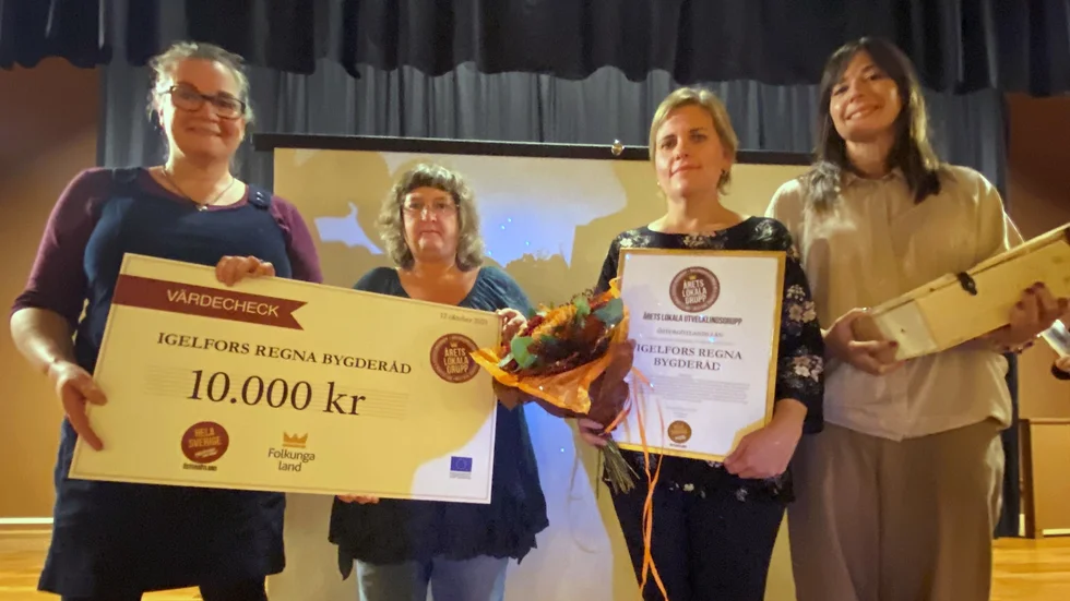 Pia Tingvall, Hela Sverige ska leva Östergötland, delade ut priset till Alice Lewy, Åsa Aldén och Anna Vilidu i Igelfors-Regna bygderå, som utsetts till Årets lokala utvecklingsgrupp i länet.
