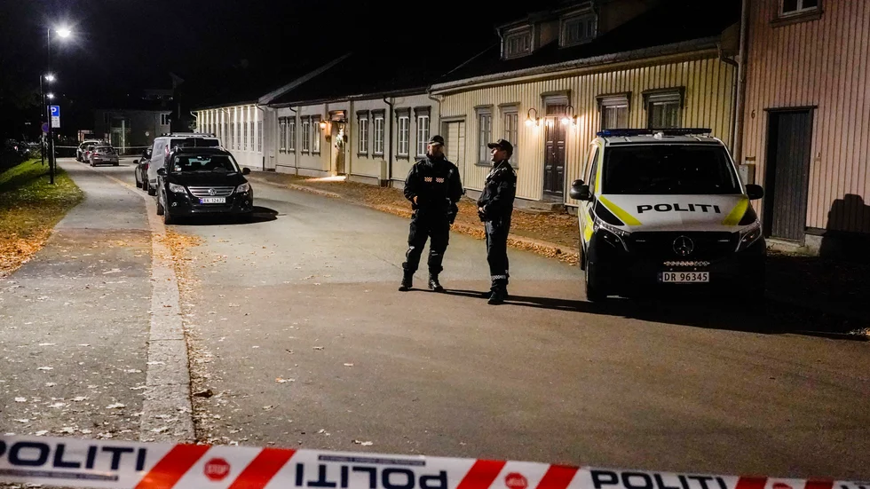 Polisen undersöker Kongsberg centrum efter pilbågsattacken.