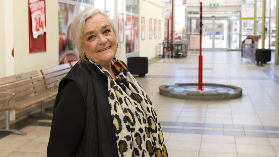 Mannie Gustavsson är samordnare för brottsförebyggande rådet. Hon berättar och skämtar om att hon önskar sig både fred på jorden och snö på julafton men att hon aldrig får det. 