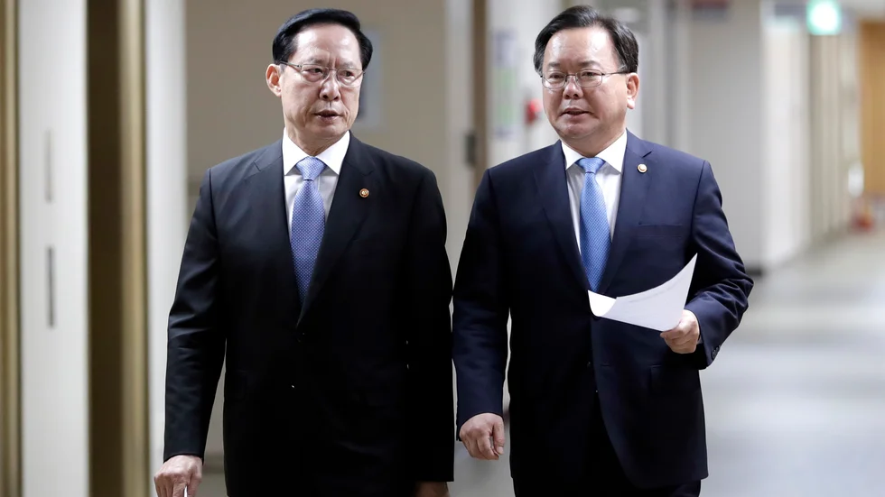 Sydkoreas nya premiärminister Kim Boo-Kyum, till höger, fotad tillsammans med den dåvarande försvarsministern Song Young-Moo 2018.
