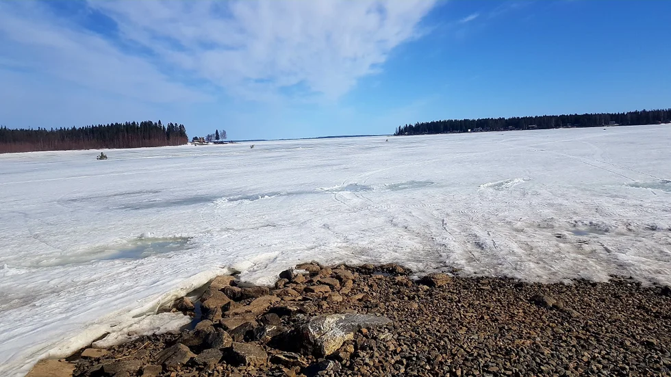 En skoter med släp gick under tisdagen genom isen vid Hindersöstallarna men lyckligtvis kunde föraren hoppa av och komma på säker is snabbt.