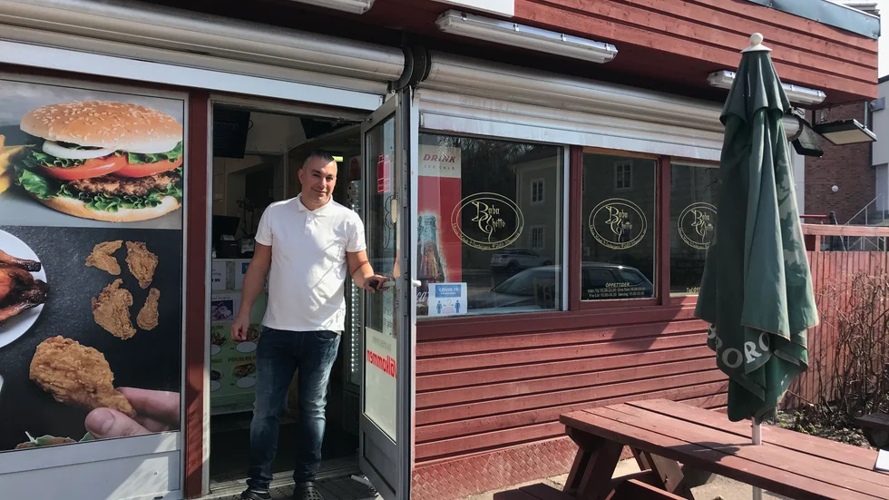 En tidig söndagsmorgon i augusti i fjol brann den tidigare Sporthallsgrillen. Branden var anlagd, men ingen misstänkt kunde gripas. Nu är matstället öppet igen och Samer Aboklawokt är rädd att det ska brinna igen.
