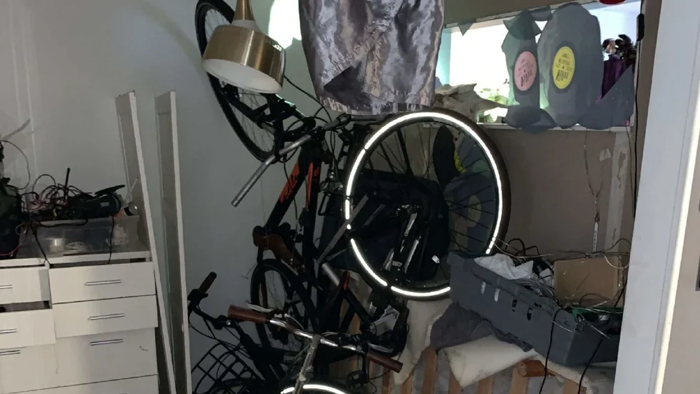 Polisen hittade stulna cyklar hos mannen.