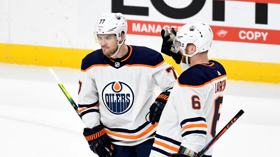 Oscar Klefbom, till vänster, tillsammans med lagkamraten och landsmannen Adam Larsson.