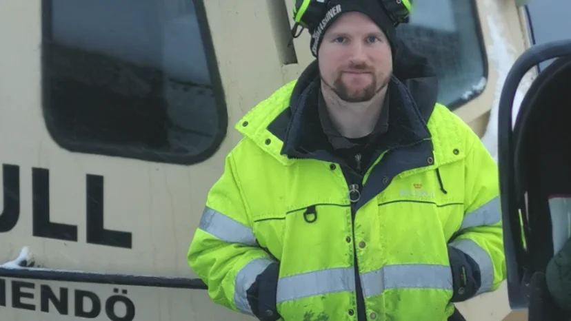 " Min bedömning är att isen är helt genomrutten, det är nästan inget motstånd för båten att bryta igenom isen" säger Göran Nilsson.