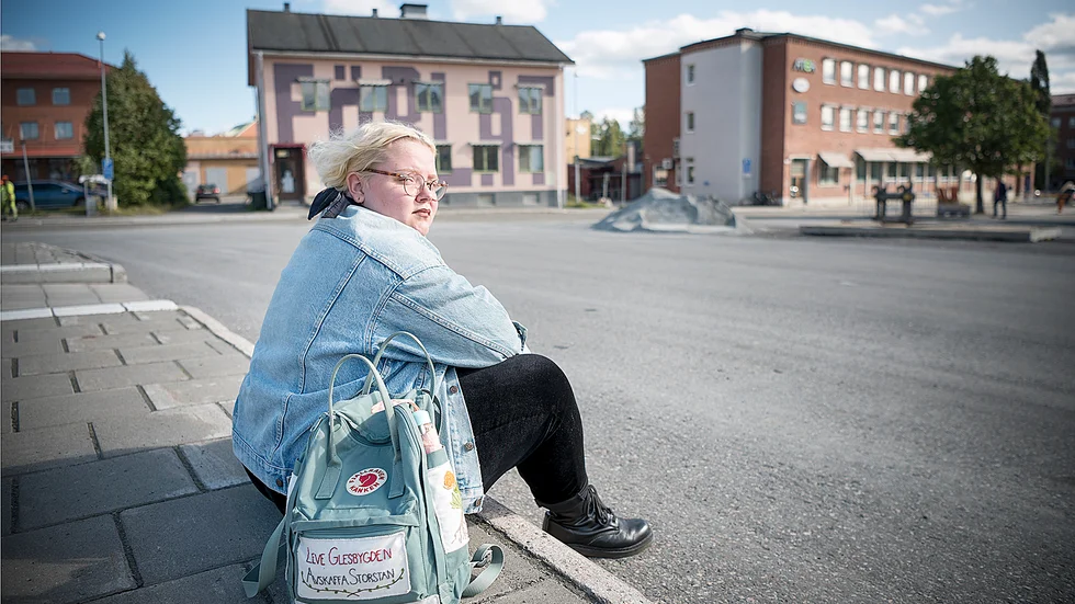Poeten Lo Lindström är en av de som hade ateljé i Rivhuset. Hens dikt ”Kulturhusets uppföljare” skrevs under 2017, då kulturarbetarna fått beskedet att de inte längre kommer få vara kvar i Rivhuset. 