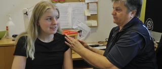 Gymnasieeleven Hanna Söderholm fick vaccin i skolan: "Det kanske gör att fler tar vaccinet"
