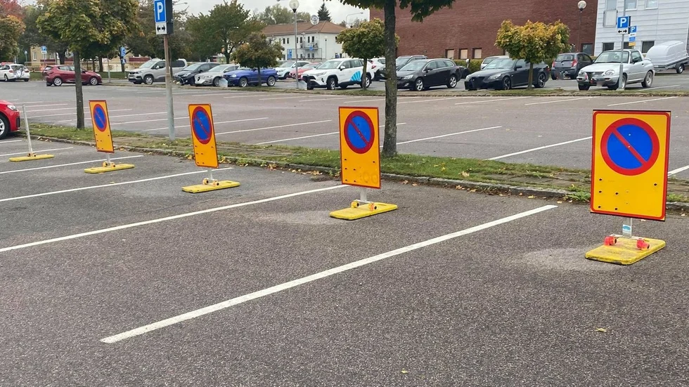 Parkeringsförbud på Sporthallens parkering.