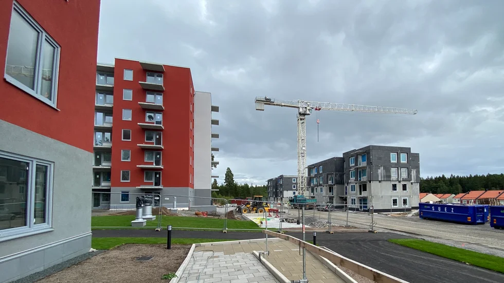 Inflyttningen i det röda huset längst bort till vänster väntas bli åtminstone två månader försenad.