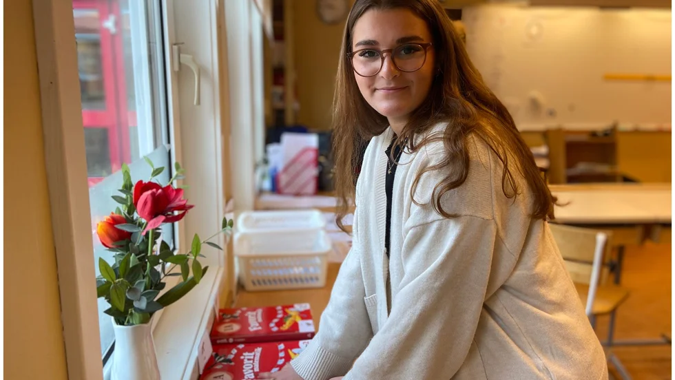 Isabell Faraj tog studenten i våras, och i augusti fick hon jobb som elevassistent på Heby skola. "Det kändes jätteskönt, det var en lättnad", säger hon om att få sitt första jobb efter gymnasiet.